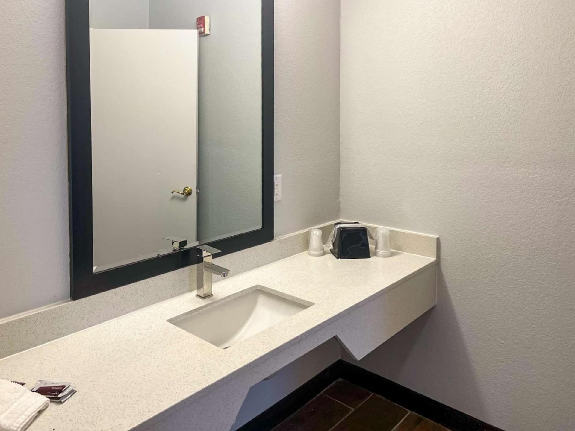 Studio 6 Suites Hurricane, Wv ภายนอก รูปภาพ